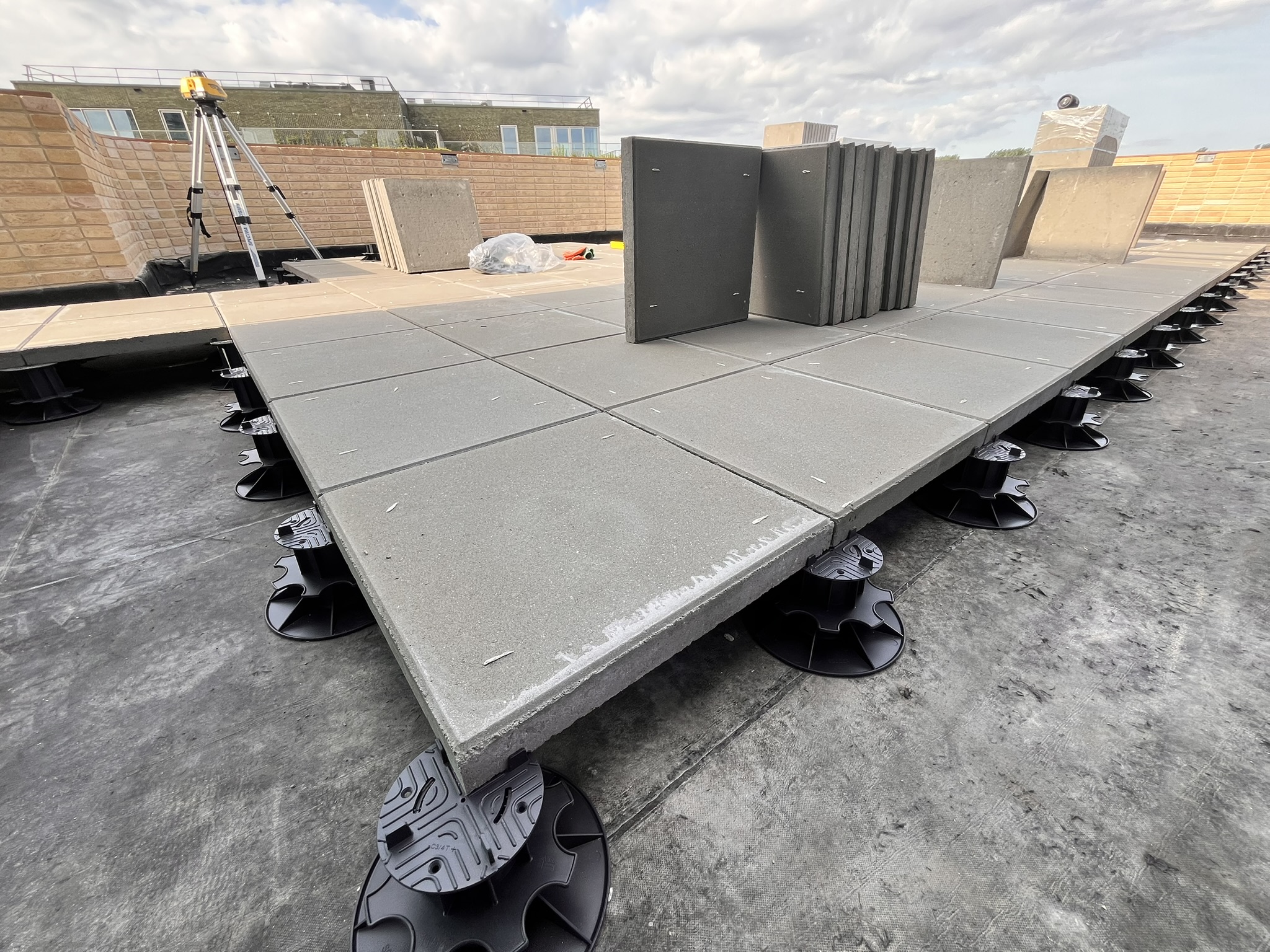 Aanleg dakterras met tegeldragers